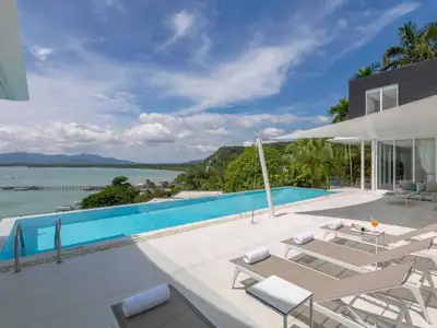 Seaview 6 bedrooms with private pool for rent in Cape yamu