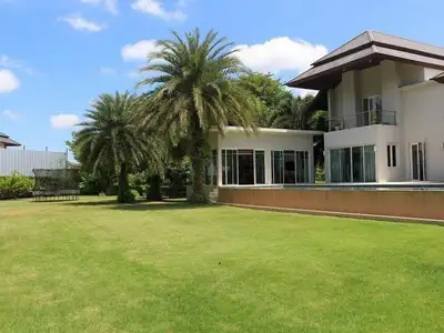 Large garden 4 bedroom villa with private pool for rent in Kathu