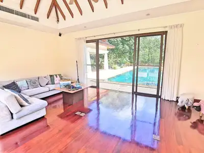 Large garden 5 bedrooms villa for rent in Thalang