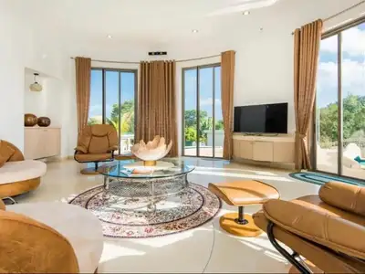 4-Bedroom Villa with Mountain Views in Ban Tha Maphrao, Phuket